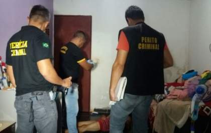 Foragido do semiaberto é morto a tiros através de janela de residência