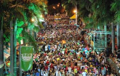 Adolescentes em coma alcoólico são socorridos em avenida do carnaval