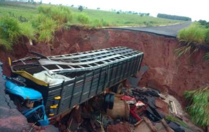 Caminhão cai em cratera da MS-475 e passageiro morre