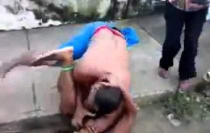 Na saída de Carnaval, rapaz é cercado por casal e agredido a pauladas