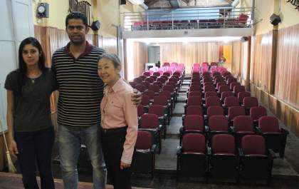 Tamiko acompanha instalação de poltronas do teatro do Centro Cultural