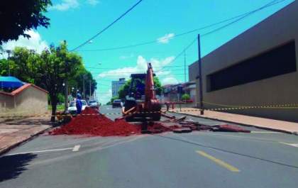 Águas Andradina realiza obra de extensão de rede de esgoto