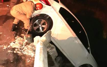 Veículo bate contra mureta e fica pendurado após condutor perder controle