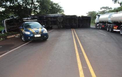Motorista tenta ultrapassagem, bate de frente com carreta e morre em rodovia