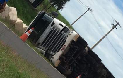 Carreta carregada com algodão tomba em rodovia na região