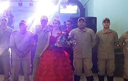 Admiradora do Corpo de Bombeiros recebe visita surpresa dos militares em sua festa de 15 anos