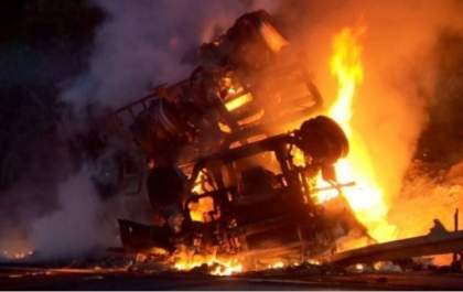 Motorista da região morre após caminhão tombar e pegar fogo