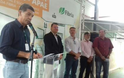 Alunos da APAE de Três Lagoas recebem sala de multimídia