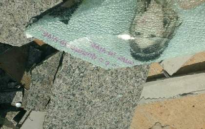Pais vão a cemitério prestar homenagem à filha e encontram túmulo destruído