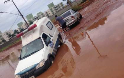 Ambulância fica atolada no bairro Jardim Oiti em Três Lagoas