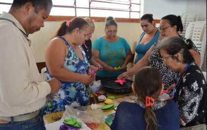 Pacientes do CAPS II de Três Lagoas participam de curso de artesanato de flores