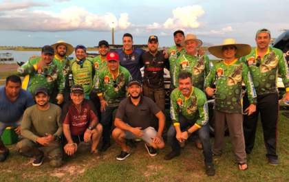 De férias, cantores Juliano e Zé Neto pescam em Três Lagoas
