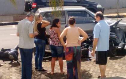 Motorista de 90 anos é fechado e bate em seis motos em Andradina