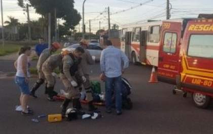 Acidente entre ônibus e Biz deixa homem gravemente ferido