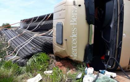 Caminhão que transportava ferragens tomba na MS-112 e deixa motorista ferido