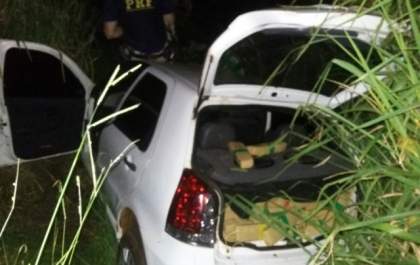 Motorista foge e abandona veículo com quase meia tonelada de maconha