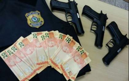 Homem é preso com notas falsas e três armas de brinquedo