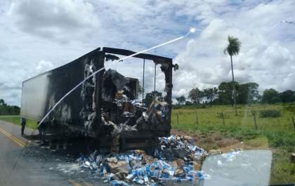 Carreta com cigarros pega fogo e motorista abandona baú para fugir