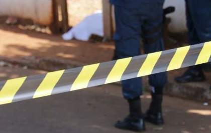 Esposa encontra marido morto com ferimento na cabeça nos fundos de casa
