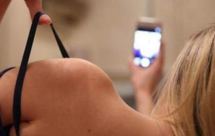 Jovem exibe ‘nudes’ da ex em festa e vai parar na delegacia por difamação