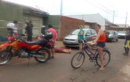 Bombeiros socorrem vítima de atropelamento no bairro Paranapungá