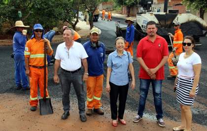 Governo de Andradina asfalta Rua 27 do bairro Gasparelli