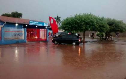 Cenas da cidade; chuva deixa rua intransitável em Três Lagoas