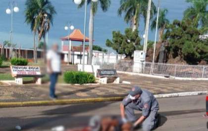 Mulher sofre fraturas expostas após ser atropelada por moto e fica em estado grave