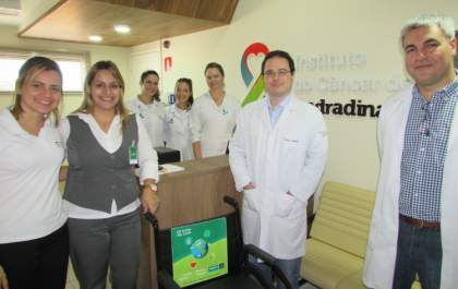 Unimed Andradina entrega cadeira de rodas para o ICAN