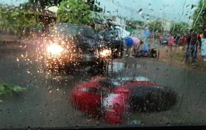 Chuva provoca grave acidente entre carro e moto no Jardim Angélica