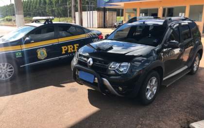 PRF apreende mais de 2kg de cocaína com casal em veículo adaptado