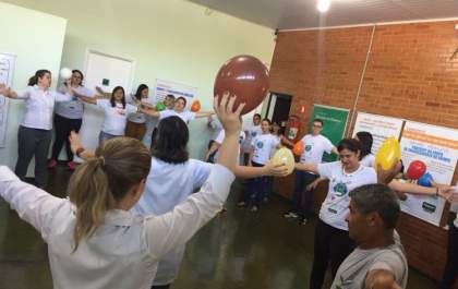 Unimed Andradina realiza ginástica laboral com os colaboradores