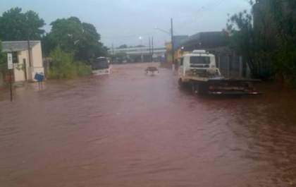 Alerta de tempestade segue até à noite e temporal já atinge cidades de MS