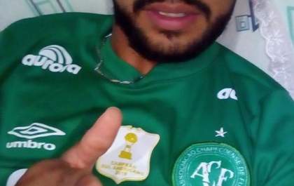 Time Ipanema homenageia motociclista que morreu ao cair em buraco