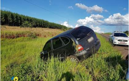 Empresário perde controle de carro e cai em ribanceira na BR-262