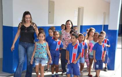 Alunos da nova Escola Municipal, antiga creche “Irmã Sheila”, retornaram hoje