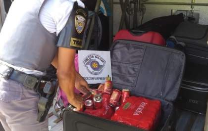 Boliviano é preso ao transportar mais de 13 quilos de cocaína em latas de cerveja