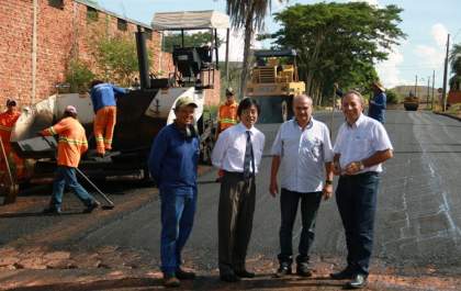 Governo de Andradina asfalta a rua Acácio e Silva