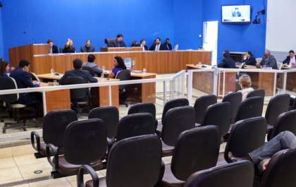 Vereadores aprovam projeto de lei e derrubam vetos