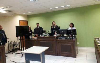 Homem que esfaqueou mulher é condenado a 15 anos de prisão