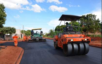 Ruas do Bairro Vila Alegre começam a receber asfalto após conclusão de obra de drenagem