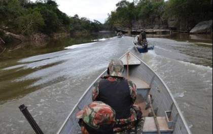 Pescador é preso por pesca predatória e tem barco apreendido
