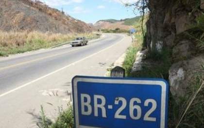 Carreta de madeira tombada causa acidente na rodovia BR-262 deixando três vítimas