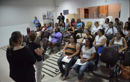 Dentistas e auxiliares de saúde bucal atualizam conhecimentos
