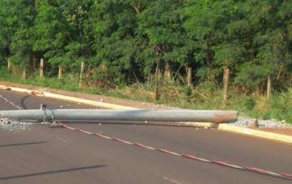 Capô é arremessado a 70m após motorista bater carro emprestado