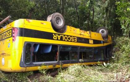 Acidente com ônibus de romeiros deixa feridos na BR-459