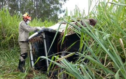 Motorista tenta desviar de buraco e capota carro na MS-134