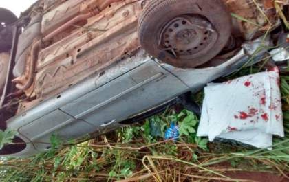 Veículo capota e três ficam em estado grave após acidente na na BR-267