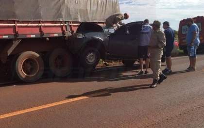 Caminhonete é arrastada após colisão na BR-267