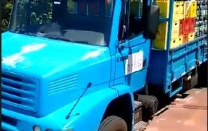 Prefeitura conserta rua onde caminhão de bebidas afundou